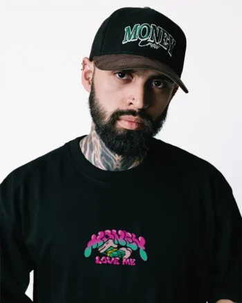 Camiseta en tela 100% algodón de 250 gramos y cuello en rib. Estampado en plastisol de alta calidad en frente y espalda.