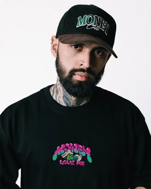 Camiseta en tela 100% algodón de 250 gramos y cuello en rib. Estampado en plastisol de alta calidad en frente y espalda.