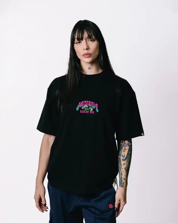 Camiseta en tela 100% algodón de 250 gramos y cuello en rib. Estampado en plastisol de alta calidad en frente y espalda.
