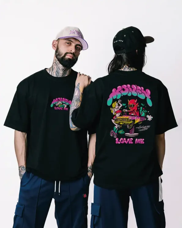 Camiseta en tela 100% algodón de 250 gramos y cuello en rib. Estampado en plastisol de alta calidad en frente y espalda.