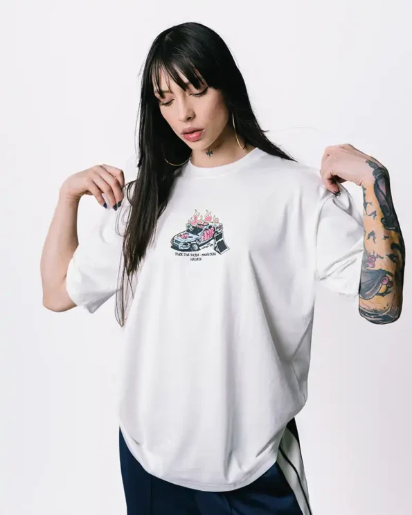 Camiseta en tela 100% algodón de 250 gramos y cuello en rib. Estampado en plastisol de alta calidad en frente y espalda.