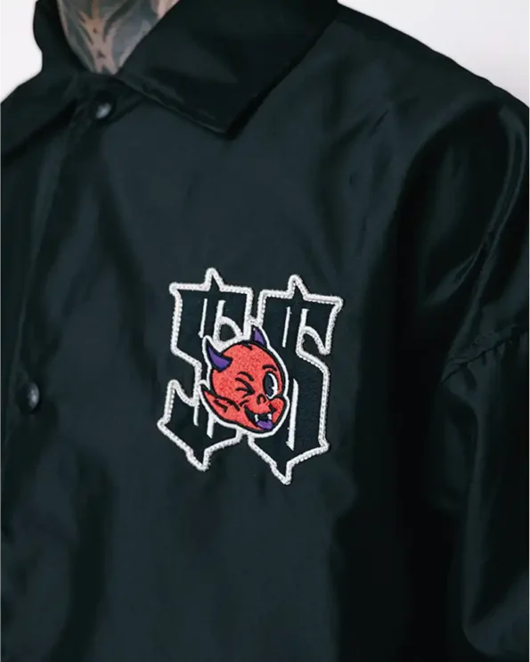 Coach jecket en tela antifluido, diseños bordados en la parte frontal y espalda. Forro sublimado con diseños del Diablito
