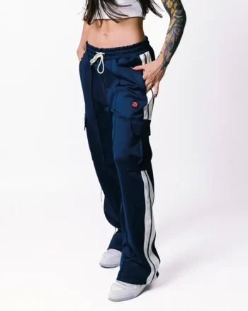 Sudadera tipo cargo en tela 100% poliéster, con aplique en PVC de la carita del diablo al lado izquierdo, bolsillos laterales y trasero, bota ancha