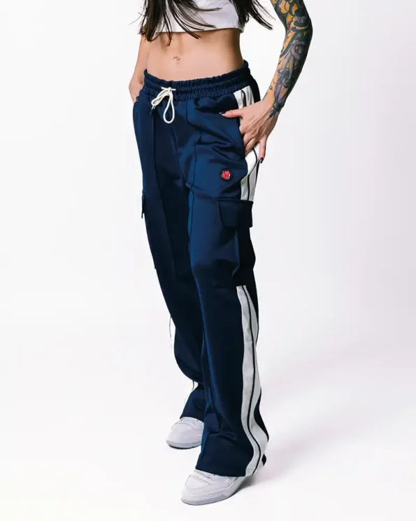 Sudadera tipo cargo en tela 100% poliéster, con aplique en PVC de la carita del diablo al lado izquierdo, bolsillos laterales y trasero, bota ancha