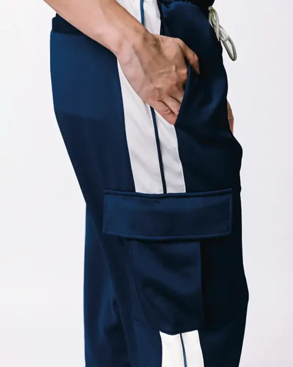 Sudadera tipo cargo en tela 100% poliéster, con aplique en PVC de la carita del diablo al lado izquierdo, bolsillos laterales y trasero, bota ancha