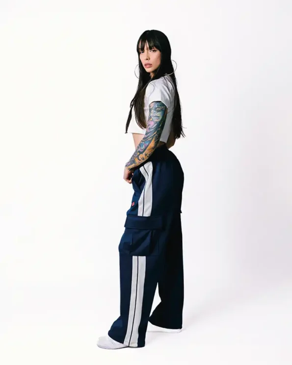 Sudadera tipo cargo en tela 100% poliéster, con aplique en PVC de la carita del diablo al lado izquierdo, bolsillos laterales y trasero, bota ancha
