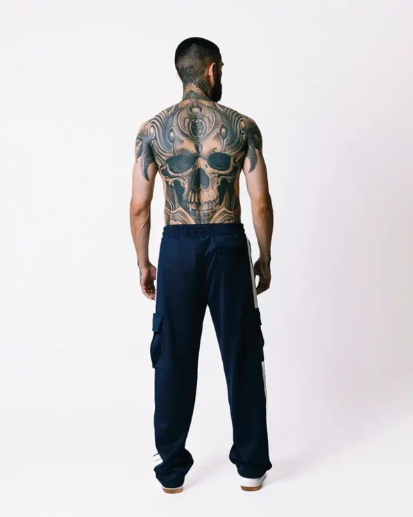 Sudadera tipo cargo en tela 100% poliéster, con aplique en PVC de la carita del diablo al lado izquierdo, bolsillos laterales y trasero, bota ancha
