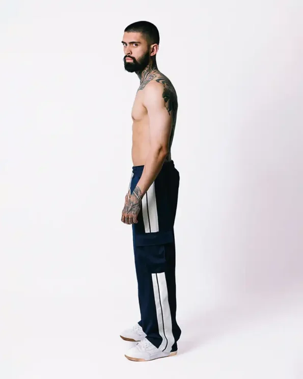 Sudadera tipo cargo en tela 100% poliéster, con aplique en PVC de la carita del diablo al lado izquierdo, bolsillos laterales y trasero, bota ancha
