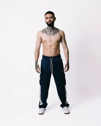 Sudadera tipo cargo en tela 100% poliéster, con aplique en PVC de la carita del diablo al lado izquierdo, bolsillos laterales y trasero, bota ancha