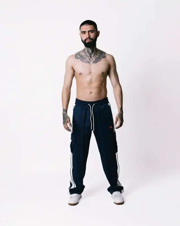 Sudadera tipo cargo en tela 100% poliéster, con aplique en PVC de la carita del diablo al lado izquierdo, bolsillos laterales y trasero, bota ancha