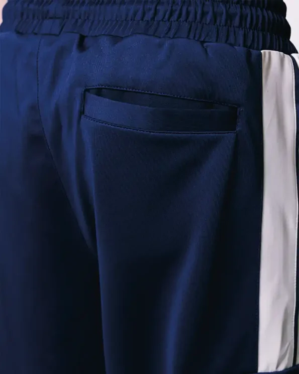 Sudadera tipo cargo en tela 100% poliéster, con aplique en PVC de la carita del diablo al lado izquierdo, bolsillos laterales y trasero, bota ancha