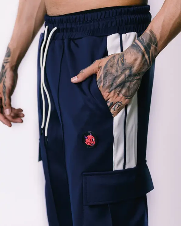 Sudadera tipo cargo en tela 100% poliéster, con aplique en PVC de la carita del diablo al lado izquierdo, bolsillos laterales y trasero, bota ancha